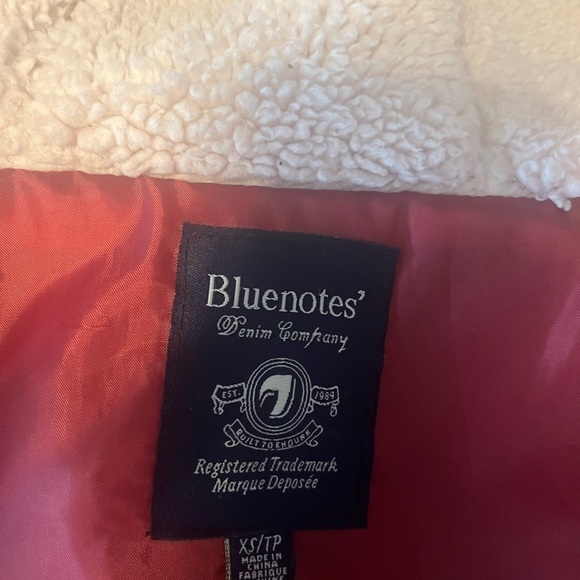 WOMEN’S puffer vest with zipper and button closure  - used. Like new - Picture 3 of 3